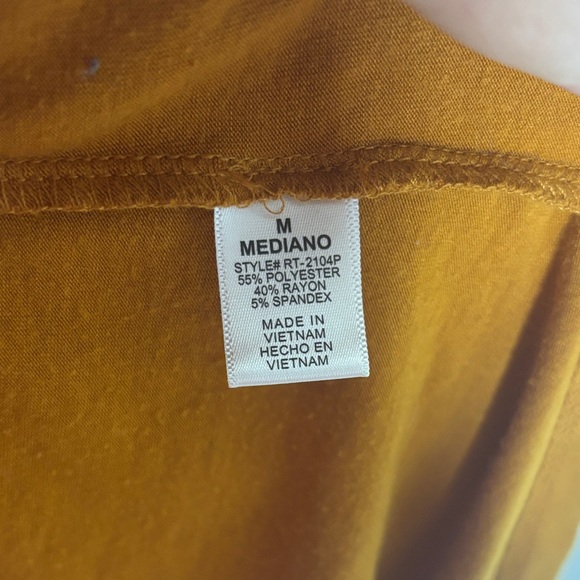 Zenana Outfitters Amber Short Sleeve V-Neck Tee - Picture 4 of 5